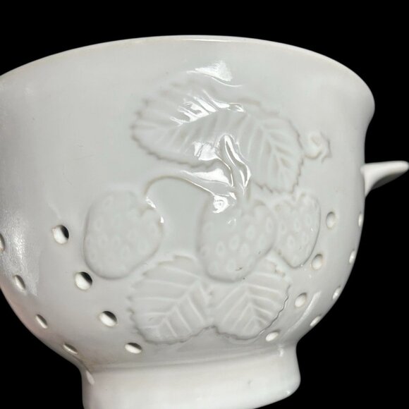 DesignPac Strawberry Patch Embossed White Ceramic Colander 8" Round w Handles - Picture 2 of 10